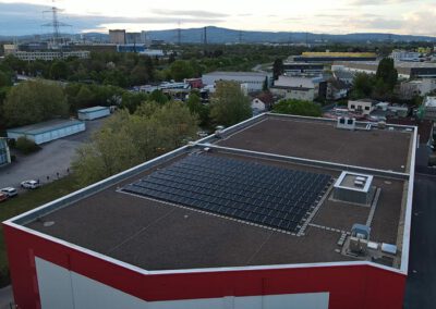 Drohnenaufnahme einer modernen Photovoltaikanlage auf dem Dach eines Gewerbegebäudes in Frankfurt am Main – nachhaltige Solarenergie und Solarmodule zur umweltfreundlichen Stromerzeugung.