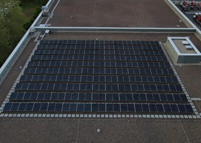 Detailaufnahme einer Photovoltaikanlage auf einem Flachdach in Frankfurt am Main – leistungsstarke Solarmodule für nachhaltige Solarenergie und effiziente Stromerzeugung im Gewerbebereich.
