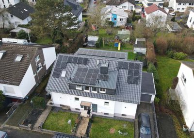 Drohnenaufnahme eines Einfamilienhauses mit moderner Photovoltaikanlage in Gießen – Solarmodule auf dem Hausdach zur nachhaltigen Stromerzeugung und energieeffizienten Eigenversorgung.