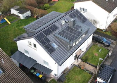 Drohnenaufnahme eines Einfamilienhauses mit großflächiger Photovoltaikanlage in Gießen – moderne Solarmodule auf dem Dach für nachhaltige Energiegewinnung und hohe Eigenstromversorgung.