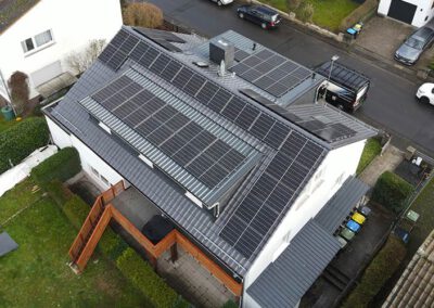 Drohnenaufnahme eines Wohnhauses mit vollflächiger Photovoltaikanlage in Gießen – moderne Solartechnik auf dem Hausdach für nachhaltige Stromerzeugung und energieeffizientes Wohnen.