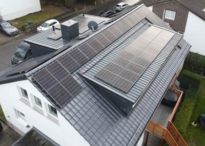 Detailaufnahme einer Photovoltaikanlage auf einem modernen Einfamilienhaus in Gießen – hochwertige Solarmodule auf dem Hausdach für nachhaltige Solarenergie und maximale Energieeffizienz.