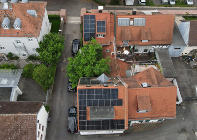 Drohnenaufnahme eines historischen Wohnhauses mit Photovoltaikanlage in Offenbach – moderne Solarmodule auf einem Ziegeldach zur nachhaltigen Stromerzeugung im Altstadtbereich.