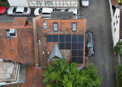 Luftaufnahme mehrerer Wohnhäuser mit Photovoltaikanlagen in Offenbach – nachhaltige Solarenergie auf traditionellen Hausdächern in urbaner Wohnlage.