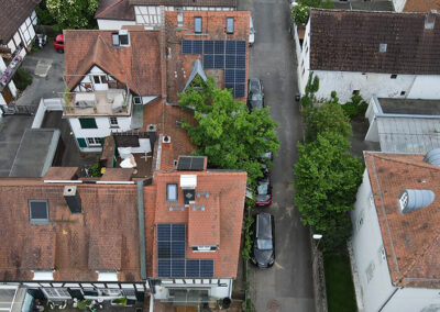 Detailaufnahme einer Photovoltaikanlage auf einem Altbau in Offenbach – moderne Solarmodule für umweltfreundliche Energiegewinnung auf einem Ziegeldach.