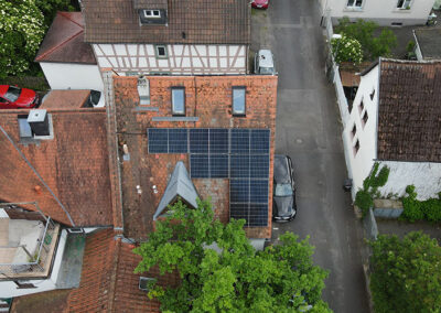 Drohnenaufnahme zweier Wohnhäuser mit Photovoltaikanlagen in Offenbach – effiziente Solartechnik auf Einfamilienhäusern zur nachhaltigen Eigenstromversorgung.