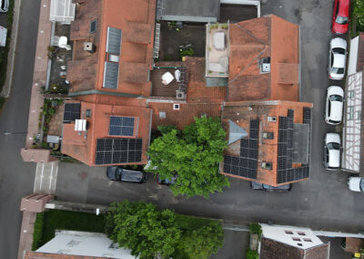 Drohnenaufnahme mehrerer Wohngebäude mit Photovoltaikanlagen in Offenbach – nachhaltige Solarenergie und moderne Solartechnik in dicht bebauter Wohnlage.