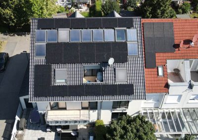 Drohnenaufnahme eines Wohnhauses mit großflächiger Photovoltaikanlage in Frankfurt am Main – moderne Solarmodule auf dem Dach für nachhaltige Solarenergie und effiziente Eigenstromversorgung.