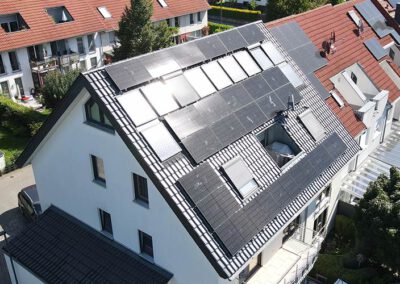 Drohnenaufnahme eines modernen Einfamilienhauses mit Photovoltaikanlage in Frankfurt am Main – leistungsstarke Solarmodule auf dem Dach für nachhaltige Stromerzeugung und energieeffizientes Wohnen.